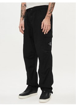 Calvin Klein Jeans Spodnie materiałowe J30J325116 Czarny Straight Fit ze sklepu MODIVO w kategorii Spodnie męskie - zdjęcie 182634084