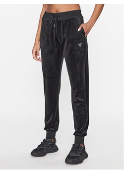 Guess Spodnie dresowe V3BB27 KBXI2 Czarny Regular Fit ze sklepu MODIVO w kategorii Spodnie damskie - zdjęcie 182634994
