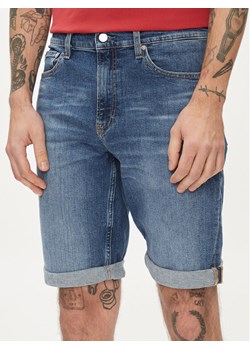 Calvin Klein Jeans Szorty jeansowe J30J324874 Niebieski Slim Fit ze sklepu MODIVO w kategorii Spodenki męskie - zdjęcie 182635010