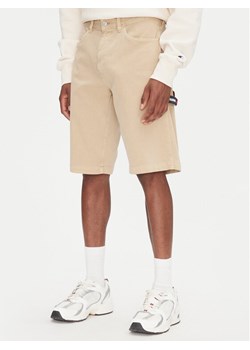 Tommy Jeans Szorty materiałowe Jaimie DM0DM21951 Beżowy Slim Fit ze sklepu MODIVO w kategorii Spodenki męskie - zdjęcie 182635670