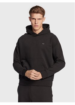 Calvin Klein Bluza K10K110606 Czarny Relaxed Fit ze sklepu MODIVO w kategorii Bluzy męskie - zdjęcie 182635810
