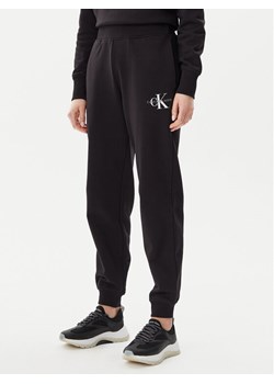 Calvin Klein Jeans Spodnie dresowe Monologo J20J225354 Czarny Slim Fit ze sklepu MODIVO w kategorii Spodnie damskie - zdjęcie 182636061