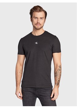 Calvin Klein Jeans T-Shirt Monogram J30J322466 Czarny Regular Fit ze sklepu MODIVO w kategorii T-shirty męskie - zdjęcie 182636760