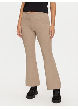 Guess Spodnie materiałowe W4BB53 Z3K92 Beżowy Regular Fit ze sklepu MODIVO w kategorii Spodnie damskie - zdjęcie 182637050