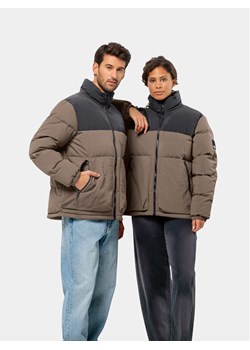 Jack Wolfskin Kurtka puchowa Dellbrueck Jkt 1207561 Brązowy Regular Fit ze sklepu MODIVO w kategorii Kurtki damskie - zdjęcie 182637374