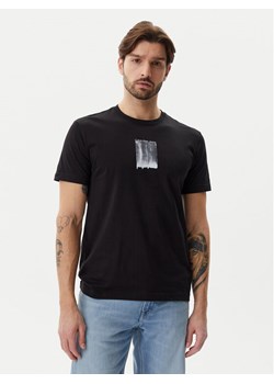 Calvin Klein Jeans T-Shirt Brush Stroke J30J327522 Czarny Regular Fit ze sklepu MODIVO w kategorii T-shirty męskie - zdjęcie 182637423