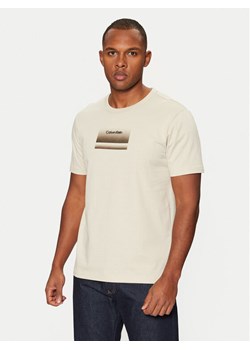 Calvin Klein T-Shirt K10K113803 Beżowy Regular Fit ze sklepu MODIVO w kategorii T-shirty męskie - zdjęcie 182637572