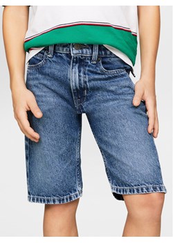 Tommy Hilfiger Szorty jeansowe Modern KB0KB08848 M Niebieski Regular Fit ze sklepu MODIVO w kategorii Spodenki chłopięce - zdjęcie 182638330