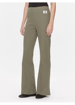 Calvin Klein Jeans Spodnie materiałowe J20J222598 Zielony Straight Fit ze sklepu MODIVO w kategorii Spodnie damskie - zdjęcie 182639003