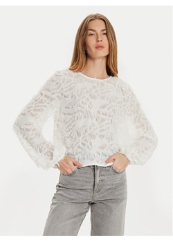Gina Tricot Bluzka 23424 Biały Regular Fit ze sklepu MODIVO w kategorii Bluzki damskie - zdjęcie 182639300