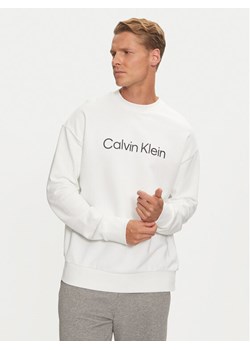 Calvin Klein Bluza Hero Logo K10K112956 Biały Comfort Fit ze sklepu MODIVO w kategorii Bluzy męskie - zdjęcie 182639441