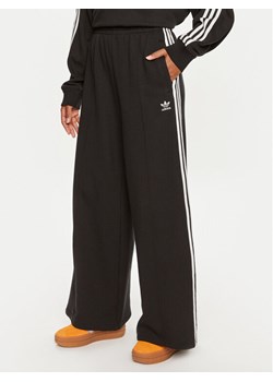 adidas Spodnie dresowe 3-Stripes IY7255 Czarny Loose Fit ze sklepu MODIVO w kategorii Spodnie damskie - zdjęcie 182639603