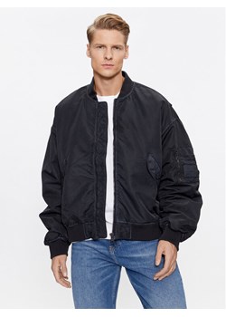 Calvin Klein Jeans Kurtka bomber J30J323474 Czarny Oversize ze sklepu MODIVO w kategorii Kurtki męskie - zdjęcie 182639612