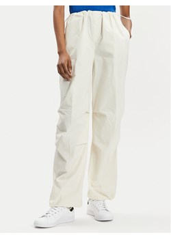 Hugo Spodnie materiałowe Hafisa 50511331 Écru Baggy Fit ze sklepu MODIVO w kategorii Spodnie damskie - zdjęcie 182639874