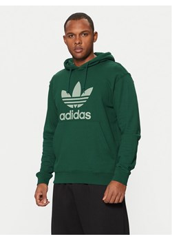adidas Bluza adicolor Classic Trefoil JN7011 Zielony Regular Fit ze sklepu MODIVO w kategorii Bluzy męskie - zdjęcie 182640033