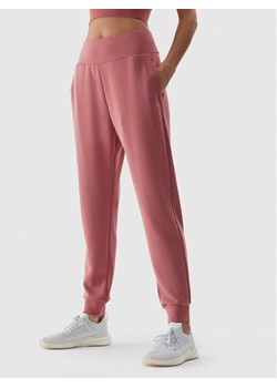 4F Spodnie dresowe 4FWAW23TTROF611 Różowy Relaxed Fit ze sklepu MODIVO w kategorii Spodnie damskie - zdjęcie 182640102