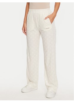Guess Spodnie materiałowe Krissy V4BB05 KCHS2 Biały Relaxed Fit ze sklepu MODIVO w kategorii Spodnie damskie - zdjęcie 182640230