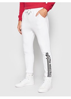 Alpha Industries Spodnie dresowe Jogger 118364 Biały Regular Fit ze sklepu MODIVO w kategorii Spodnie męskie - zdjęcie 182640482