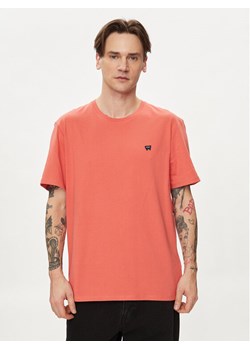 Wrangler T-Shirt Sign Off 112350437 Czerwony Regular Fit ze sklepu MODIVO w kategorii T-shirty męskie - zdjęcie 182640600