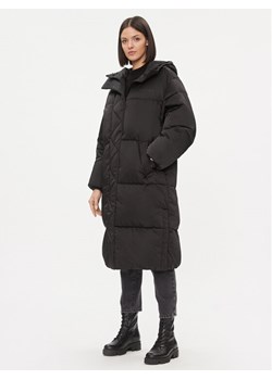 Tommy Jeans Kurtka zimowa Satin DW0DW16587 Czarny Regular Fit ze sklepu MODIVO w kategorii Kurtki damskie - zdjęcie 182640743