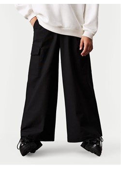 Calvin Klein Jeans Spodnie materiałowe IG0IG02616 Czarny Relaxed Fit ze sklepu MODIVO w kategorii Spodnie dziewczęce - zdjęcie 182640971