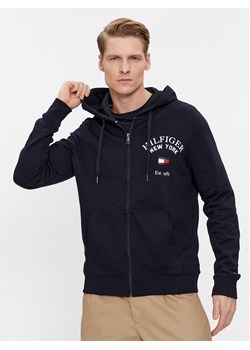 Tommy Hilfiger Bluza Arched Varsity MW0MW33644 Granatowy Regular Fit ze sklepu MODIVO w kategorii Bluzy męskie - zdjęcie 182641143