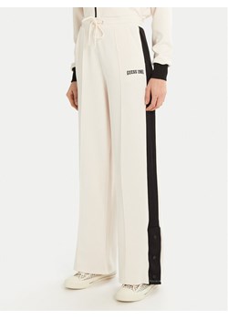 Guess Spodnie dresowe V5RB00 KCO72 Écru Regular Fit ze sklepu MODIVO w kategorii Spodnie damskie - zdjęcie 182641241