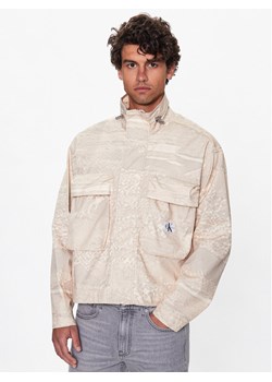 Calvin Klein Jeans Kurtka przejściowa J30J322944 Beżowy Regular Fit ze sklepu MODIVO w kategorii Kurtki męskie - zdjęcie 182642522