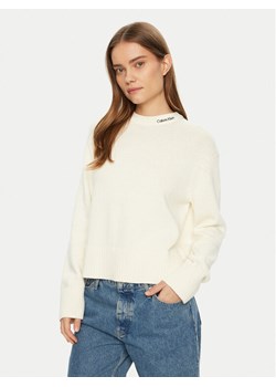 Calvin Klein Jeans Sweter Logo Embro J20J225073 Écru Regular Fit ze sklepu MODIVO w kategorii Swetry damskie - zdjęcie 182642691