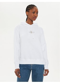 Calvin Klein Jeans Bluza Monologo J20J223536 Biały Regular Fit ze sklepu MODIVO w kategorii Bluzy damskie - zdjęcie 182643303