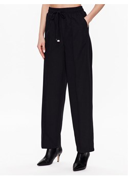 United Colors Of Benetton Spodnie materiałowe 40K6DF035 Czarny Relaxed Fit ze sklepu MODIVO w kategorii Spodnie damskie - zdjęcie 182643382