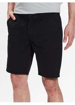 Guess Szorty materiałowe Daniel M3GD05 WFBW3 Czarny Skinny Fit ze sklepu MODIVO w kategorii Spodenki męskie - zdjęcie 182643743