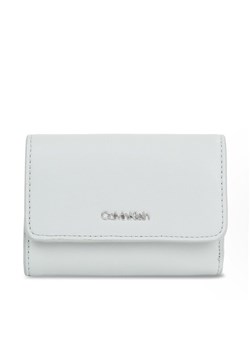 Calvin Klein Mały Portfel Damski Ck Must K60K611934 Szary ze sklepu MODIVO w kategorii Portfele damskie - zdjęcie 182643993