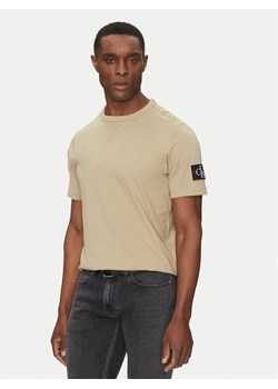 Calvin Klein Jeans T-Shirt J30J323484 Beżowy Regular Fit ze sklepu MODIVO w kategorii T-shirty męskie - zdjęcie 182644072