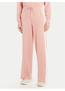 Guess Spodnie dresowe V5RB00 KCO72 Różowy Regular Fit ze sklepu MODIVO w kategorii Spodnie damskie - zdjęcie 182644212
