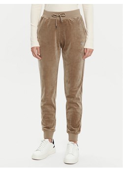 Guess Spodnie dresowe V3BB27 KBXI2 Brązowy Regular Fit ze sklepu MODIVO w kategorii Spodnie damskie - zdjęcie 182644272