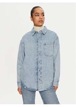 Calvin Klein Jeans Koszula jeansowa J20J224049 Niebieski Relaxed Fit ze sklepu MODIVO w kategorii Koszule damskie - zdjęcie 182644452