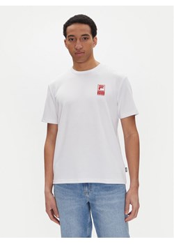 Fila T-Shirt Lennik FAM0883 Biały Regular Fit ze sklepu MODIVO w kategorii T-shirty męskie - zdjęcie 182644722
