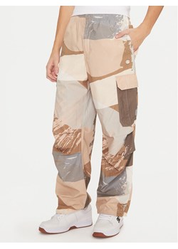 Champion Spodnie dresowe 220414 Beżowy Loose Fit ze sklepu MODIVO w kategorii Spodnie męskie - zdjęcie 182644774