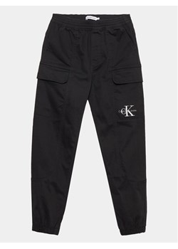 Calvin Klein Jeans Joggery IB0IB01675 Czarny Regular Fit ze sklepu MODIVO w kategorii Spodnie chłopięce - zdjęcie 182644873