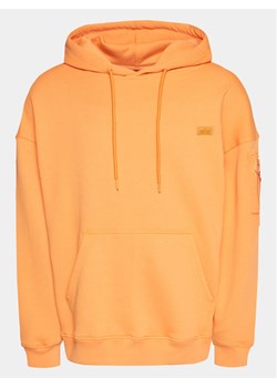Alpha Industries Bluza Essentials 146335 Pomarańczowy Relaxed Fit ze sklepu MODIVO w kategorii Bluzy męskie - zdjęcie 182645654