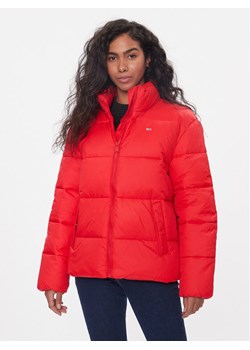 Tommy Jeans Kurtka puchowa DW0DW15963 Czerwony Regular Fit ze sklepu MODIVO w kategorii Kurtki damskie - zdjęcie 182646220