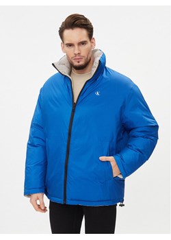 Calvin Klein Jeans Kurtka zimowa 90's J30J324438 Niebieski Oversize ze sklepu MODIVO w kategorii Kurtki męskie - zdjęcie 182646722