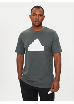 adidas T-Shirt Future Icons Badge of Sport IZ1623 Zielony Regular Fit ze sklepu MODIVO w kategorii T-shirty męskie - zdjęcie 182647302
