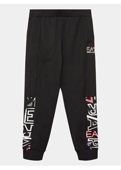 EA7 Emporio Armani Spodnie dresowe 3RBP57 BJ05Z 1200 Czarny Regular Fit ze sklepu MODIVO w kategorii Spodnie chłopięce - zdjęcie 182647391