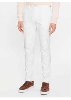Tommy Hilfiger Chinosy Bleecker MW0MW26619 Biały Slim Fit ze sklepu MODIVO w kategorii Spodnie męskie - zdjęcie 182647623
