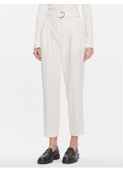 Boss Spodnie materiałowe Tapiah 50490037 Écru Relaxed Fit ze sklepu MODIVO w kategorii Spodnie damskie - zdjęcie 182647730