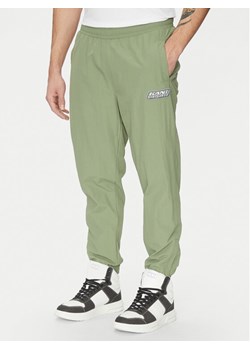Karl Kani Joggery Essentia 60060039 Zielony Regular Fit ze sklepu MODIVO w kategorii Spodnie męskie - zdjęcie 182647880