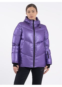 4F Kurtka zimowa 4FAW23TDJAF277 Fioletowy Regular Fit ze sklepu MODIVO w kategorii Kurtki damskie - zdjęcie 182648533