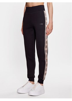 Guess Spodnie dresowe Britney V2YB15 KB3P2 Czarny Regular Fit ze sklepu MODIVO w kategorii Spodnie damskie - zdjęcie 182649140